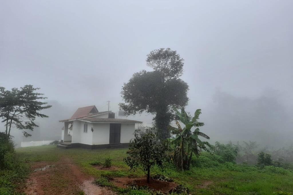 Holiday home In ചില്ലുകൂടാരം At Les Et Al. *