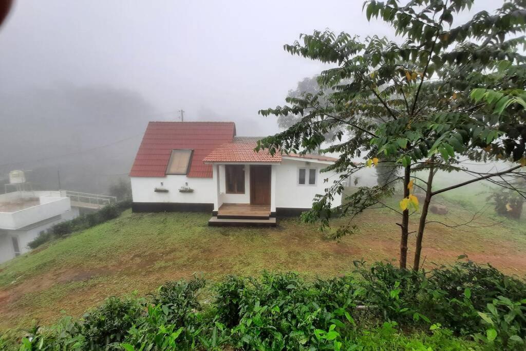 Holiday home In ചില്ലുകൂടാരം At Les Et Al.