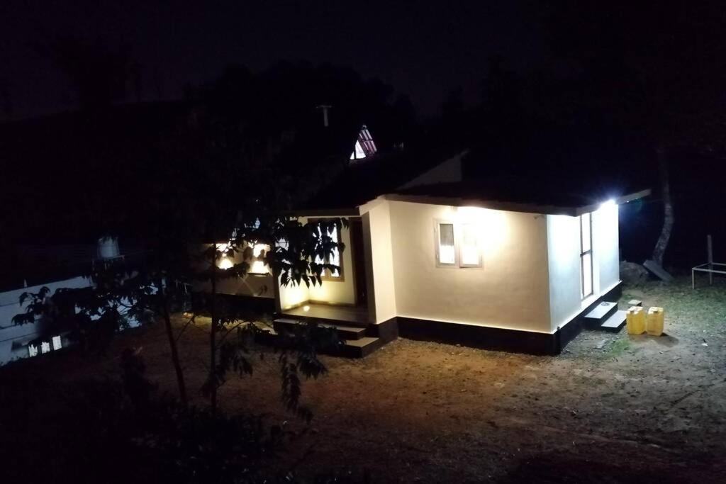 Holiday home In ചില്ലുകൂടാരം At Les Et Al.