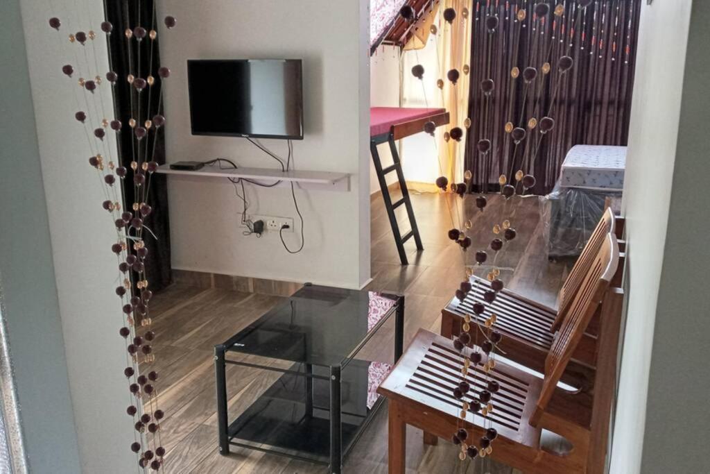 In ചില്ലുകൂടാരം At Les Et Al. Holiday home