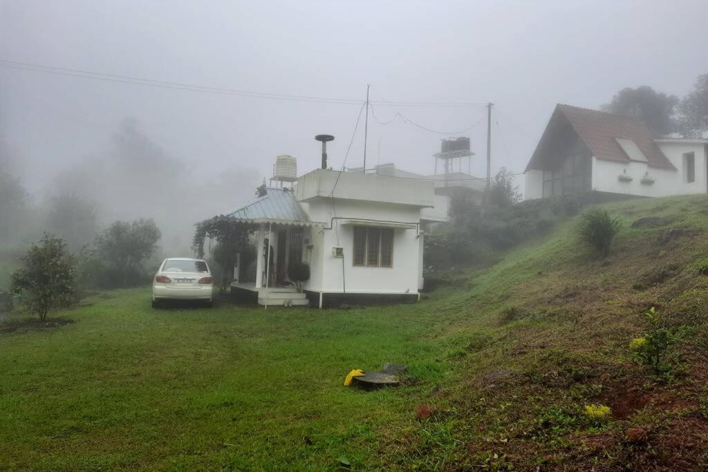 In ചില്ലുകൂടാരം At Les Et Al.