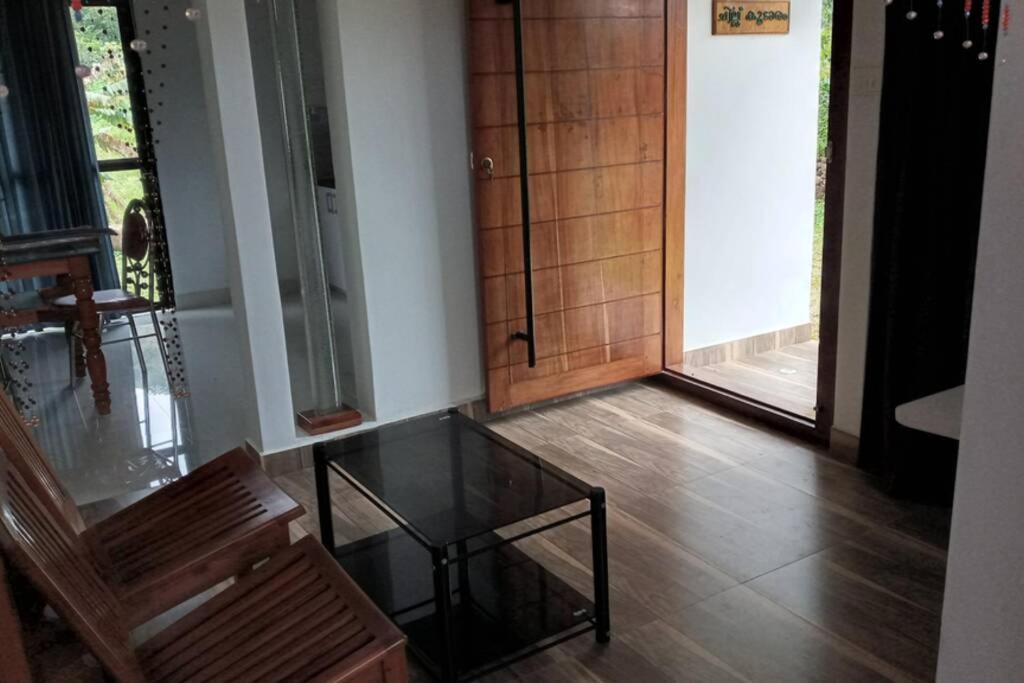 In ചില്ലുകൂടാരം At Les Et Al. Holiday home *
