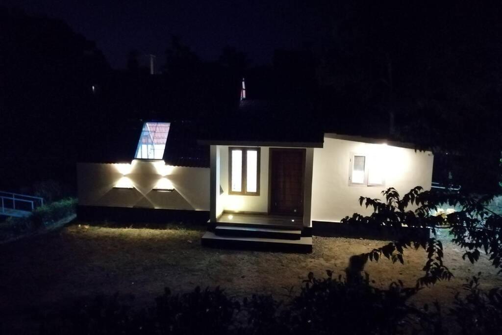 Holiday home In ചില്ലുകൂടാരം At Les Et Al.