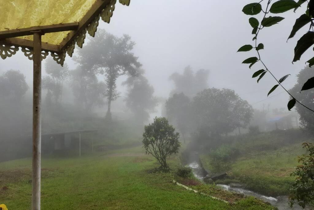 In ചില്ലുകൂടാരം At Les Et Al. Holiday home