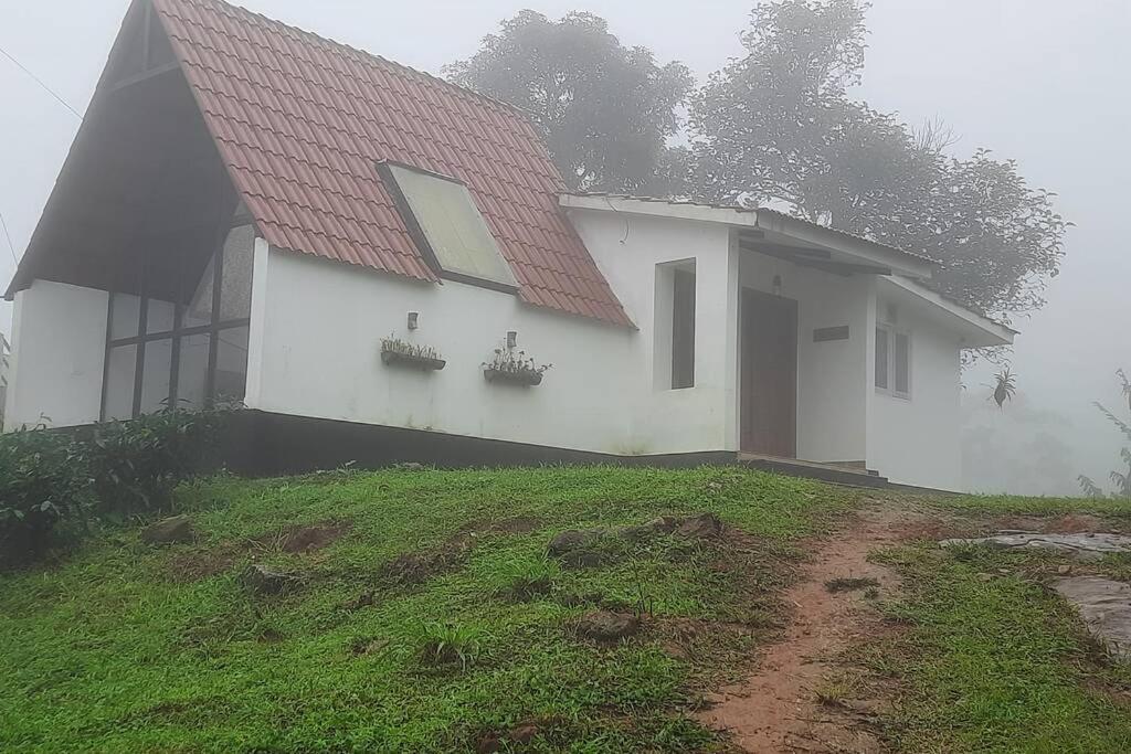 In ചില്ലുകൂടാരം At Les Et Al.